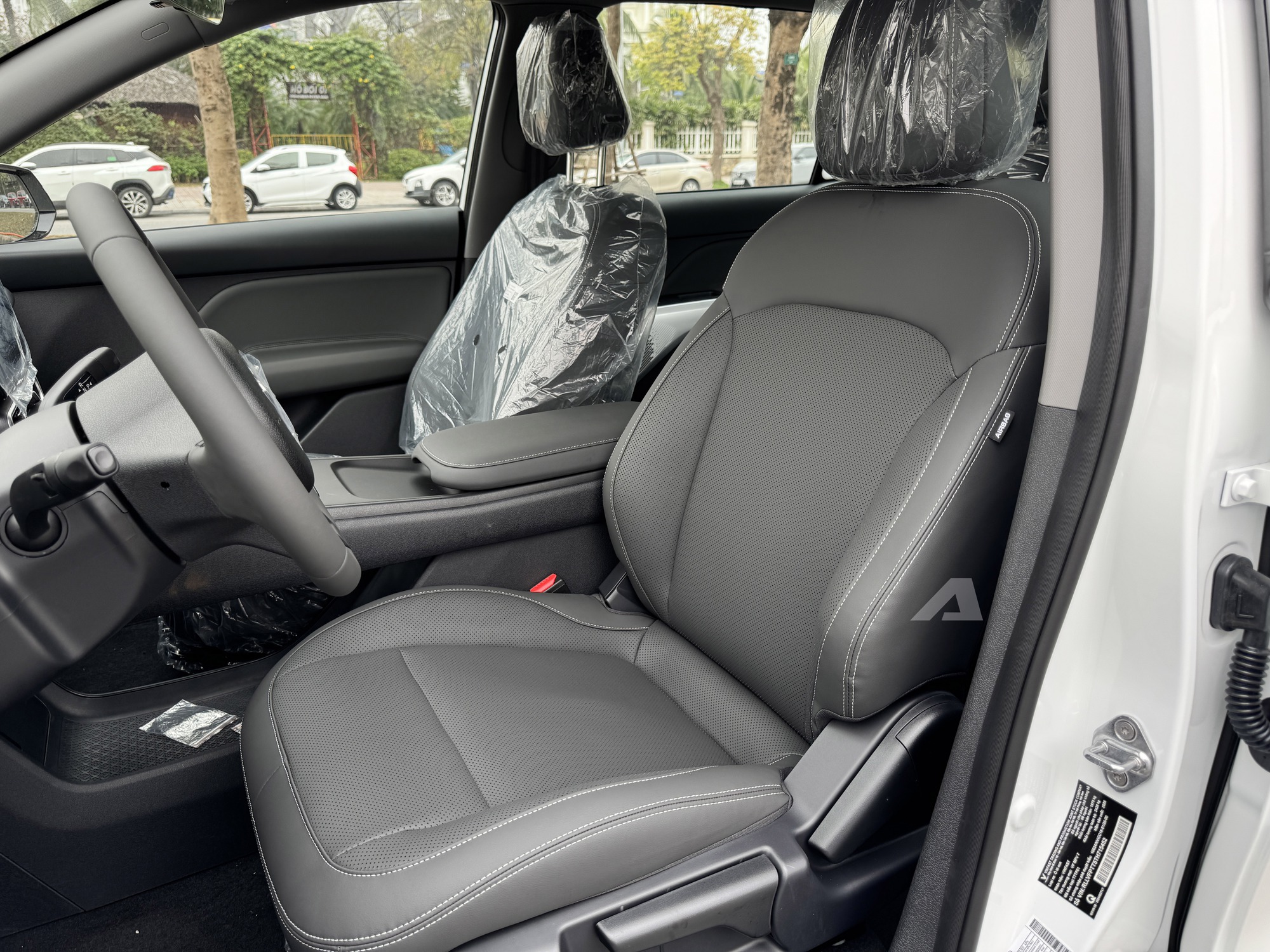 Sờ thực tế VinFast MPV 7 vừa về đại l&yacute;: Đắt hơn Limo Green 70 triệu đổi lại nhiều trải nghiệm kh&aacute;c, tiết kiệm điện hơn hẳn- Ảnh 13.