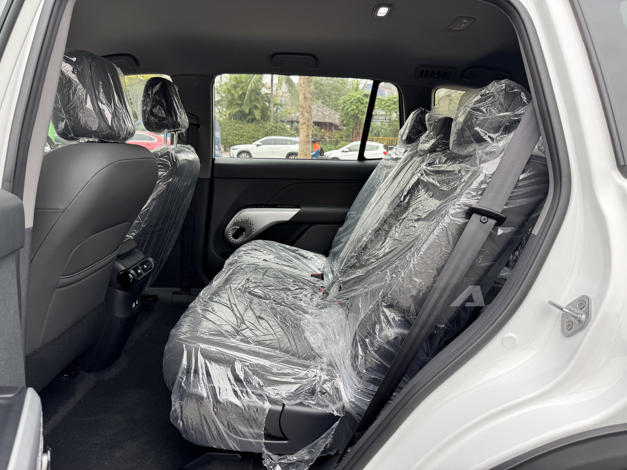 Sờ thực tế VinFast MPV 7 vừa về đại l&yacute;: Đắt hơn Limo Green 70 triệu đổi lại nhiều trải nghiệm kh&aacute;c, tiết kiệm điện hơn hẳn- Ảnh 14.