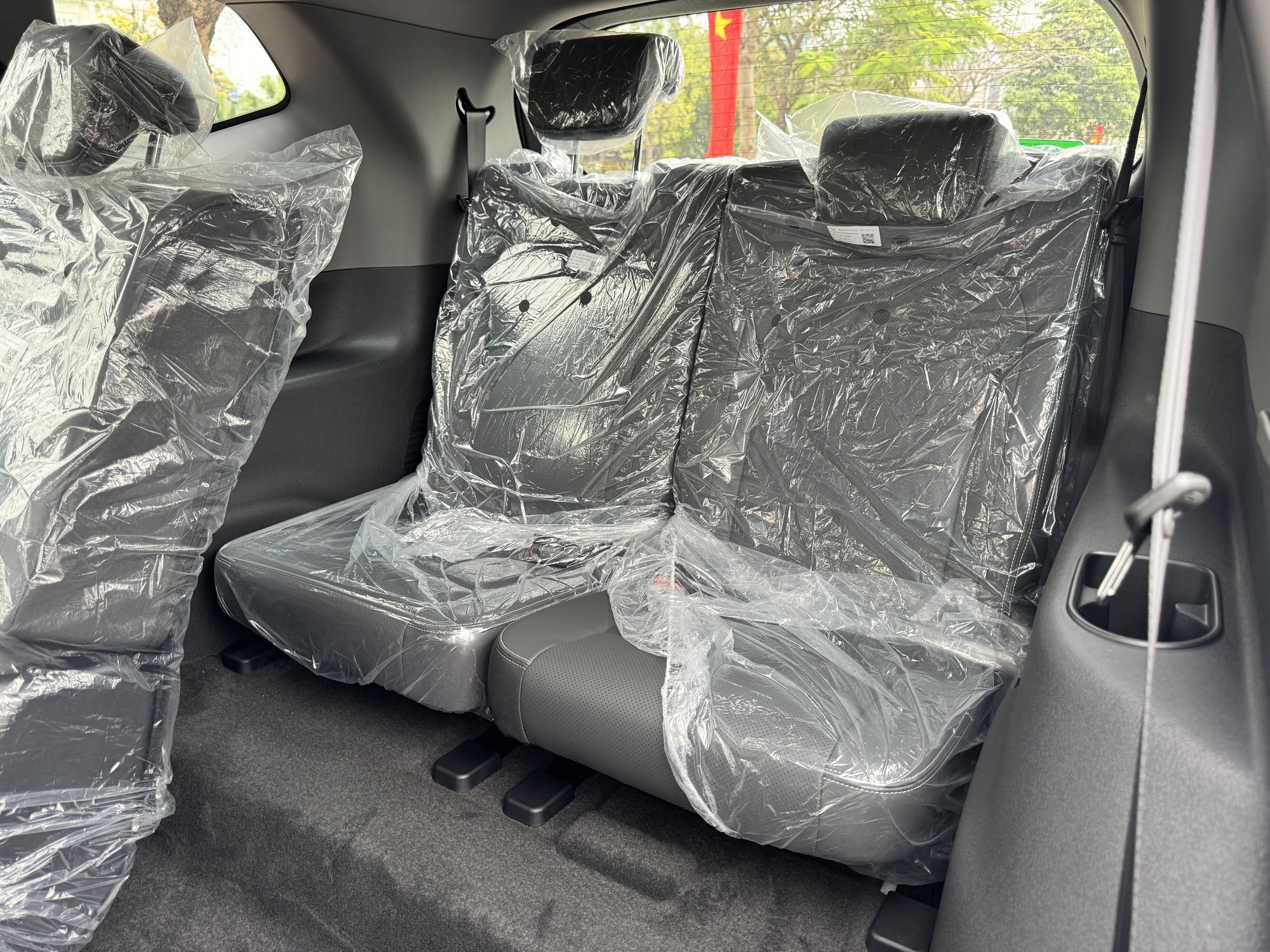 Sờ thực tế VinFast MPV 7 vừa về đại l&yacute;: Đắt hơn Limo Green 70 triệu đổi lại nhiều trải nghiệm kh&aacute;c, tiết kiệm điện hơn hẳn- Ảnh 15.