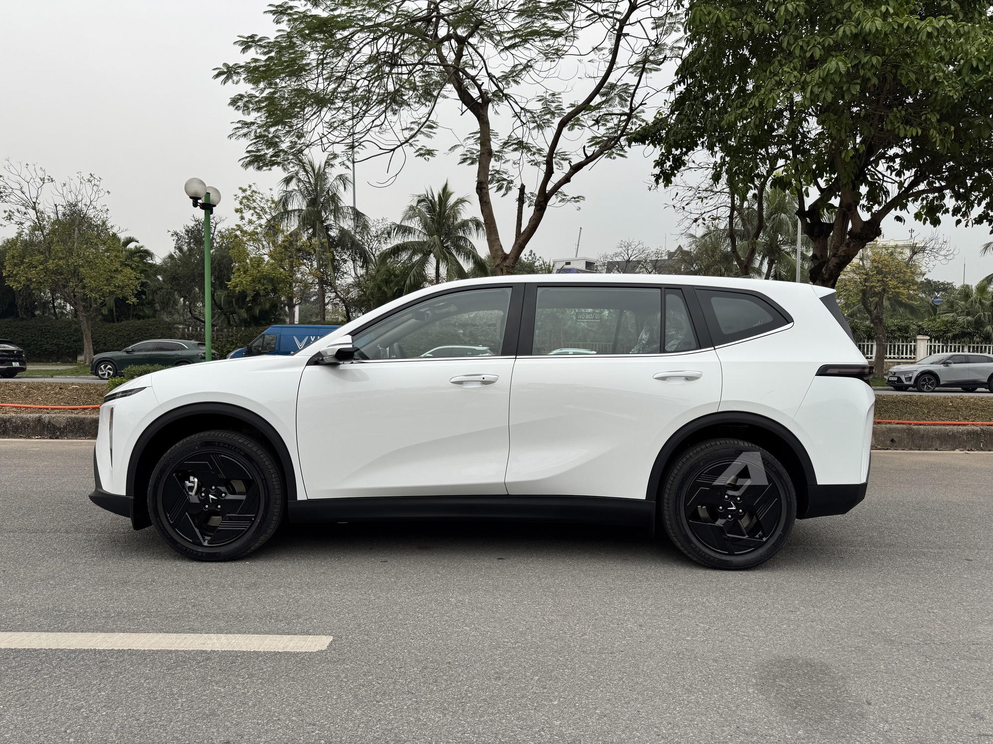 Sờ thực tế VinFast MPV 7 vừa về đại l&yacute;: Đắt hơn Limo Green 70 triệu đổi lại nhiều trải nghiệm kh&aacute;c, tiết kiệm điện hơn hẳn- Ảnh 7.