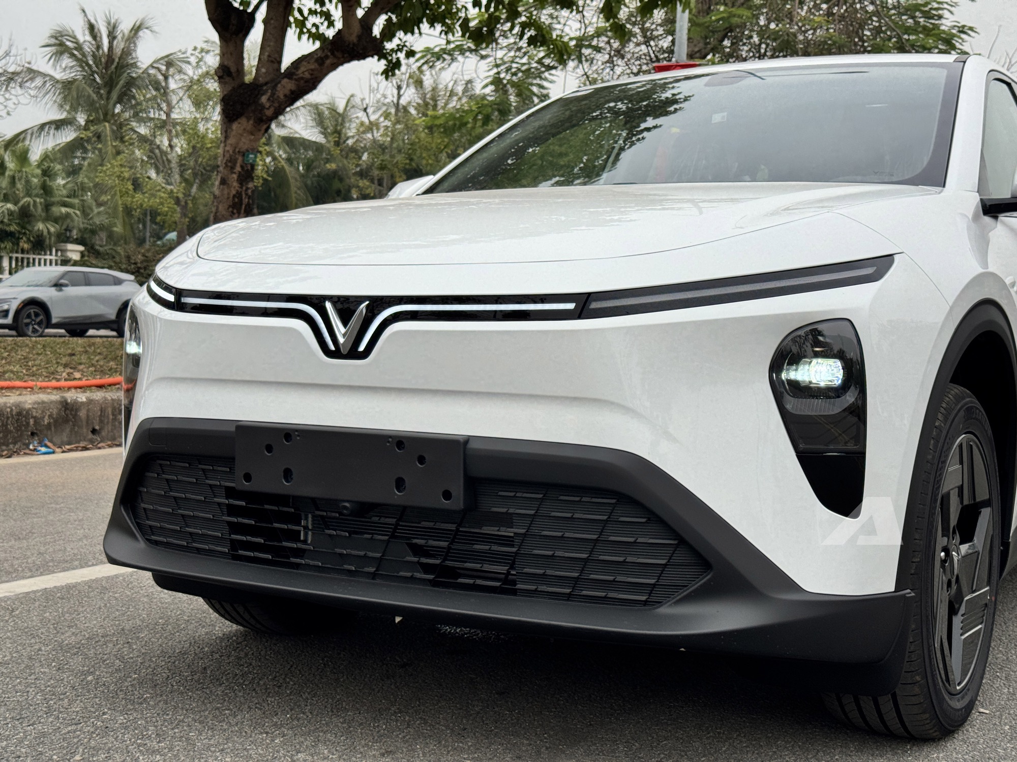 Sờ thực tế VinFast MPV 7 vừa về đại l&yacute;: Đắt hơn Limo Green 70 triệu đổi lại nhiều trải nghiệm kh&aacute;c, tiết kiệm điện hơn hẳn- Ảnh 2.