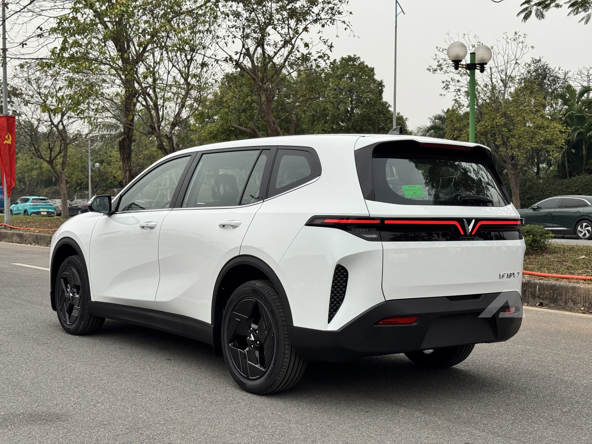 Sờ thực tế VinFast MPV 7 vừa về đại l&yacute;: Đắt hơn Limo Green 70 triệu đổi lại nhiều trải nghiệm kh&aacute;c, tiết kiệm điện hơn hẳn- Ảnh 16.