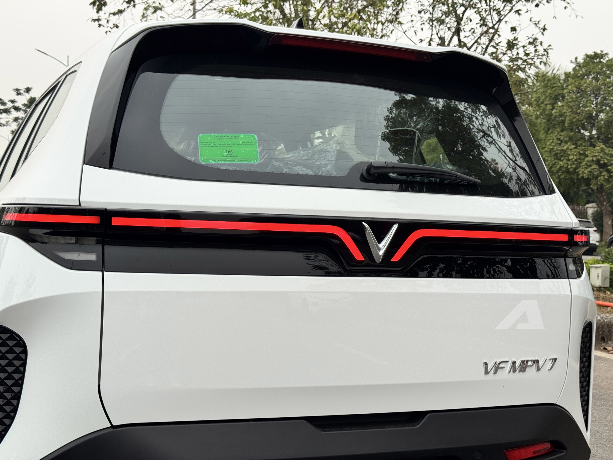 Sờ thực tế VinFast MPV 7 vừa về đại l&yacute;: Đắt hơn Limo Green 70 triệu đổi lại nhiều trải nghiệm kh&aacute;c, tiết kiệm điện hơn hẳn- Ảnh 3.