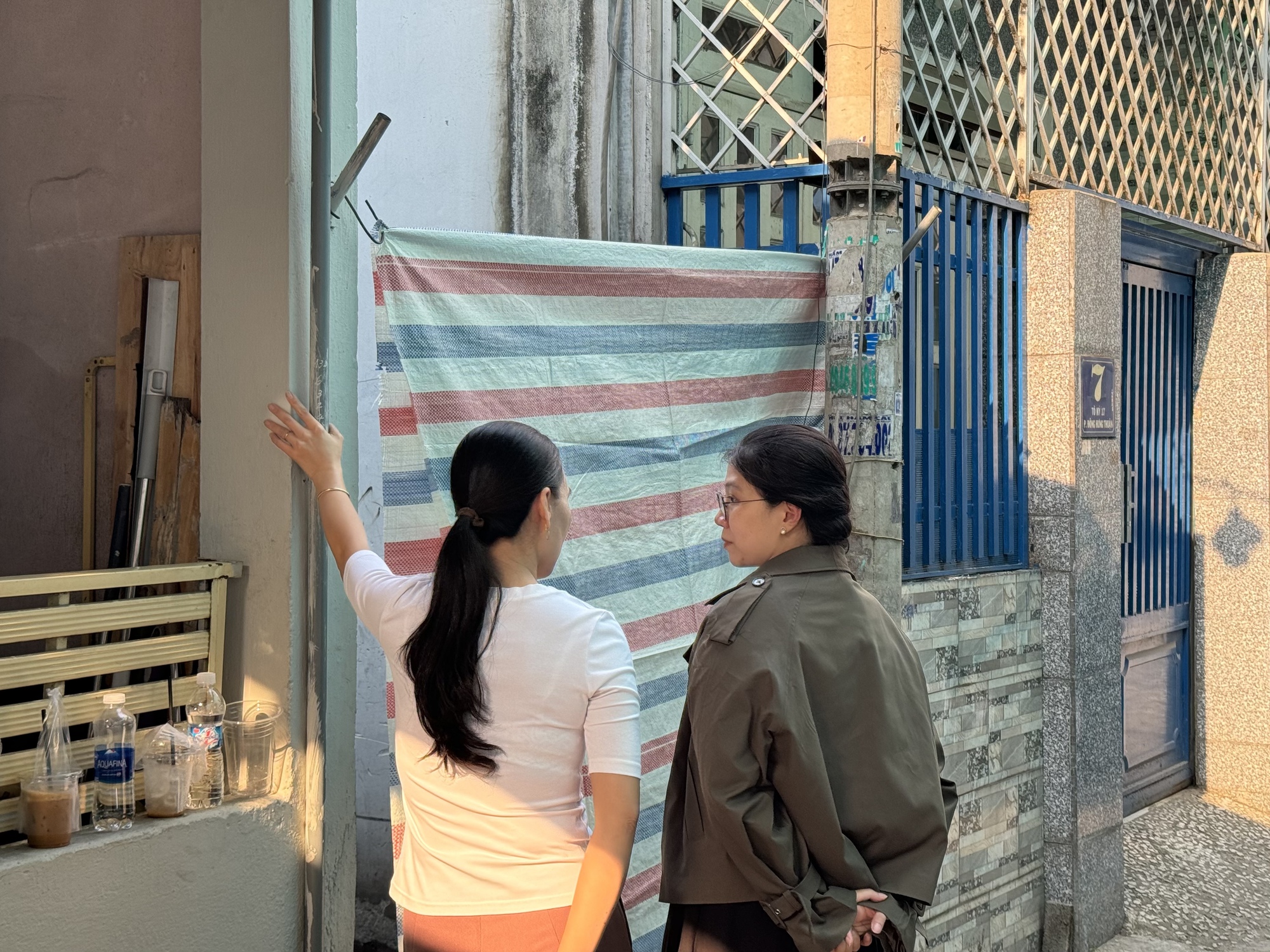 Tiếng chu&ocirc;ng b&aacute;o ch&aacute;y dồn dập giữa đ&ecirc;m v&agrave; những gi&acirc;y ph&uacute;t tuyệt vọng ph&aacute; cửa cứu 3 mẹ con trong vụ ch&aacute;y ở TP.HCM- Ảnh 1.