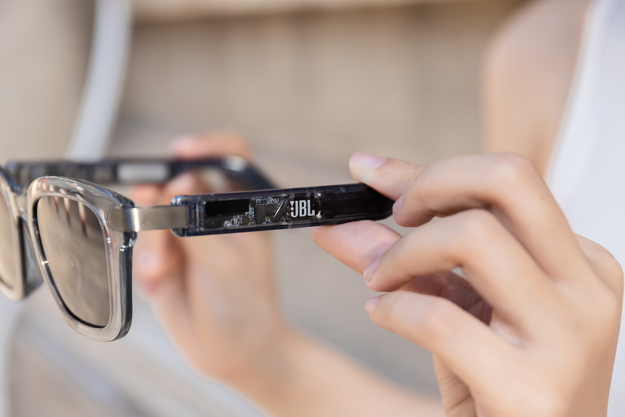 JBL Soundgear Frames: Một chiếc k&iacute;nh đẹp đủ để l&ecirc;n đồ, đeo l&ecirc;n l&agrave; c&oacute; nhạc, chuẩn phụ kiện bật mood c&aacute; t&iacute;nh- Ảnh 10.