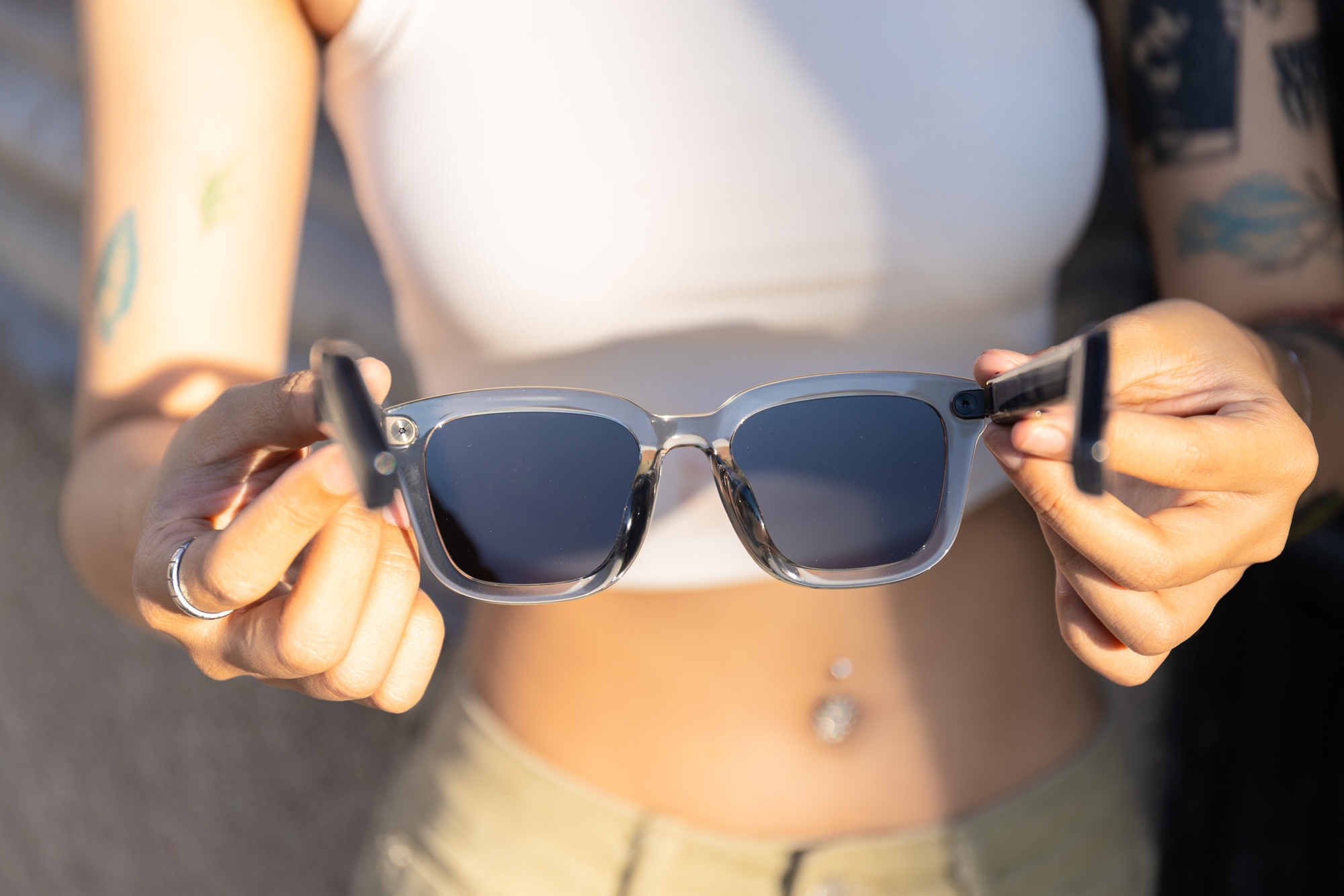 JBL Soundgear Frames: Một chiếc k&iacute;nh đẹp đủ để l&ecirc;n đồ, đeo l&ecirc;n l&agrave; c&oacute; nhạc, chuẩn phụ kiện bật mood c&aacute; t&iacute;nh- Ảnh 1.