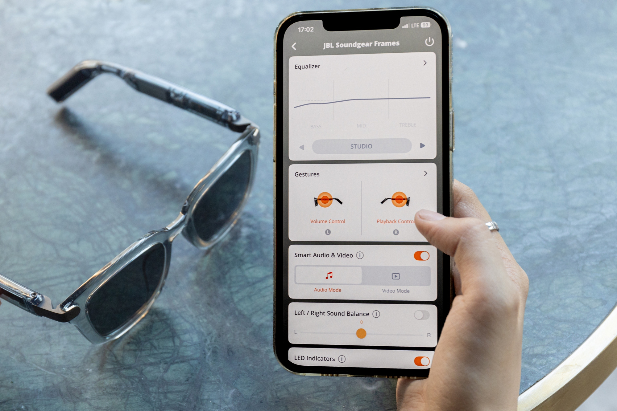 JBL Soundgear Frames: Một chiếc k&iacute;nh đẹp đủ để l&ecirc;n đồ, đeo l&ecirc;n l&agrave; c&oacute; nhạc, chuẩn phụ kiện bật mood c&aacute; t&iacute;nh- Ảnh 11.