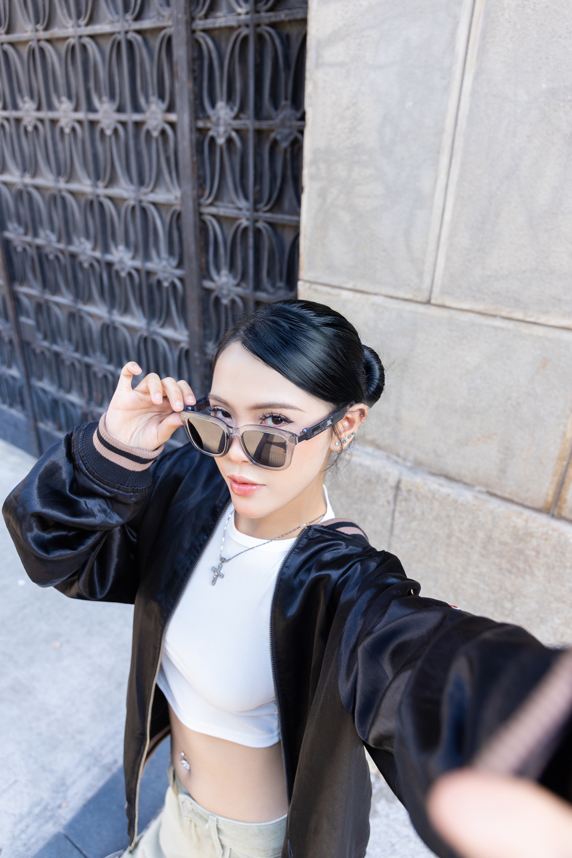 JBL Soundgear Frames: Một chiếc k&iacute;nh đẹp đủ để l&ecirc;n đồ, đeo l&ecirc;n l&agrave; c&oacute; nhạc, chuẩn phụ kiện bật mood c&aacute; t&iacute;nh- Ảnh 9.