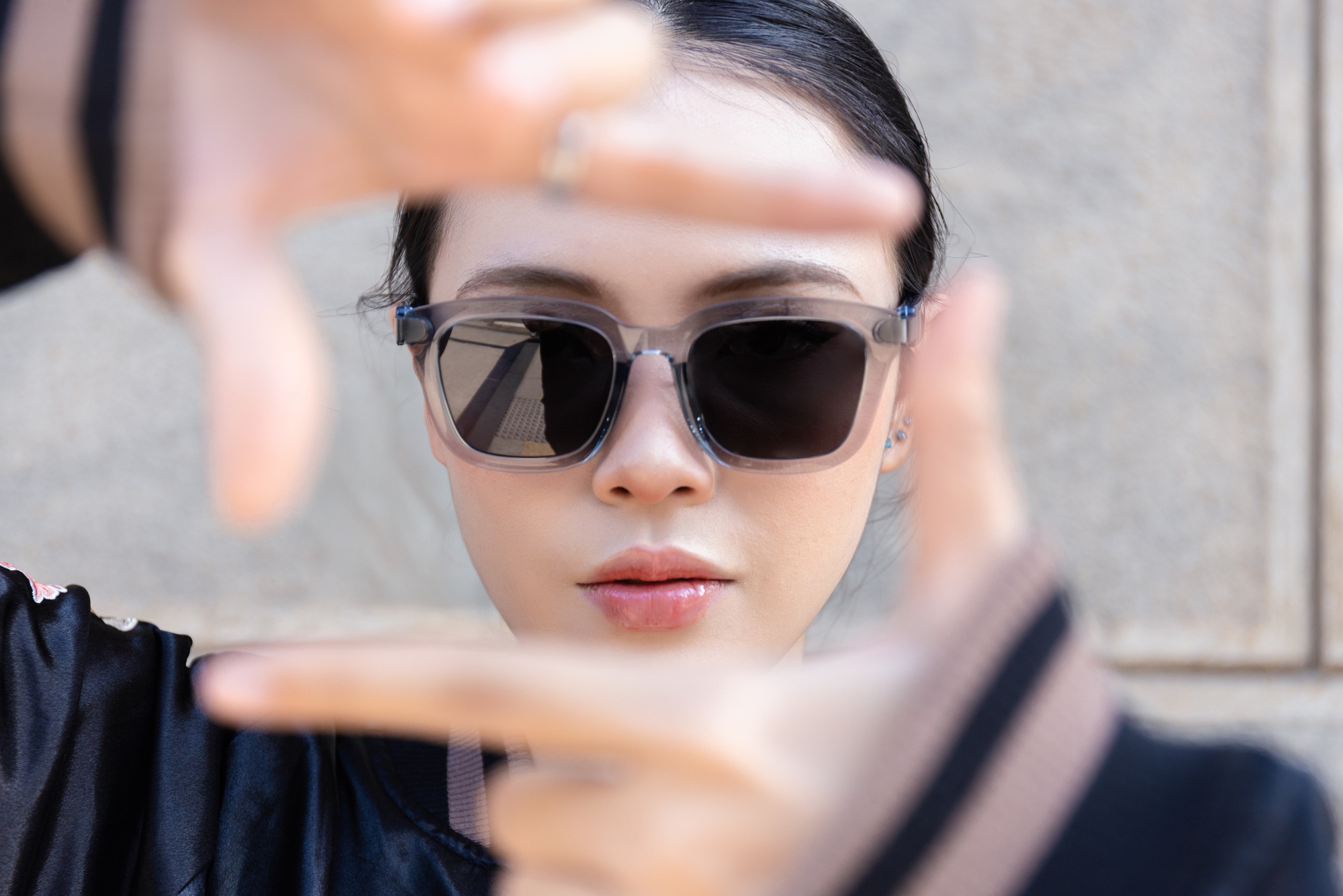 JBL Soundgear Frames: Một chiếc k&iacute;nh đẹp đủ để l&ecirc;n đồ, đeo l&ecirc;n l&agrave; c&oacute; nhạc, chuẩn phụ kiện bật mood c&aacute; t&iacute;nh- Ảnh 8.