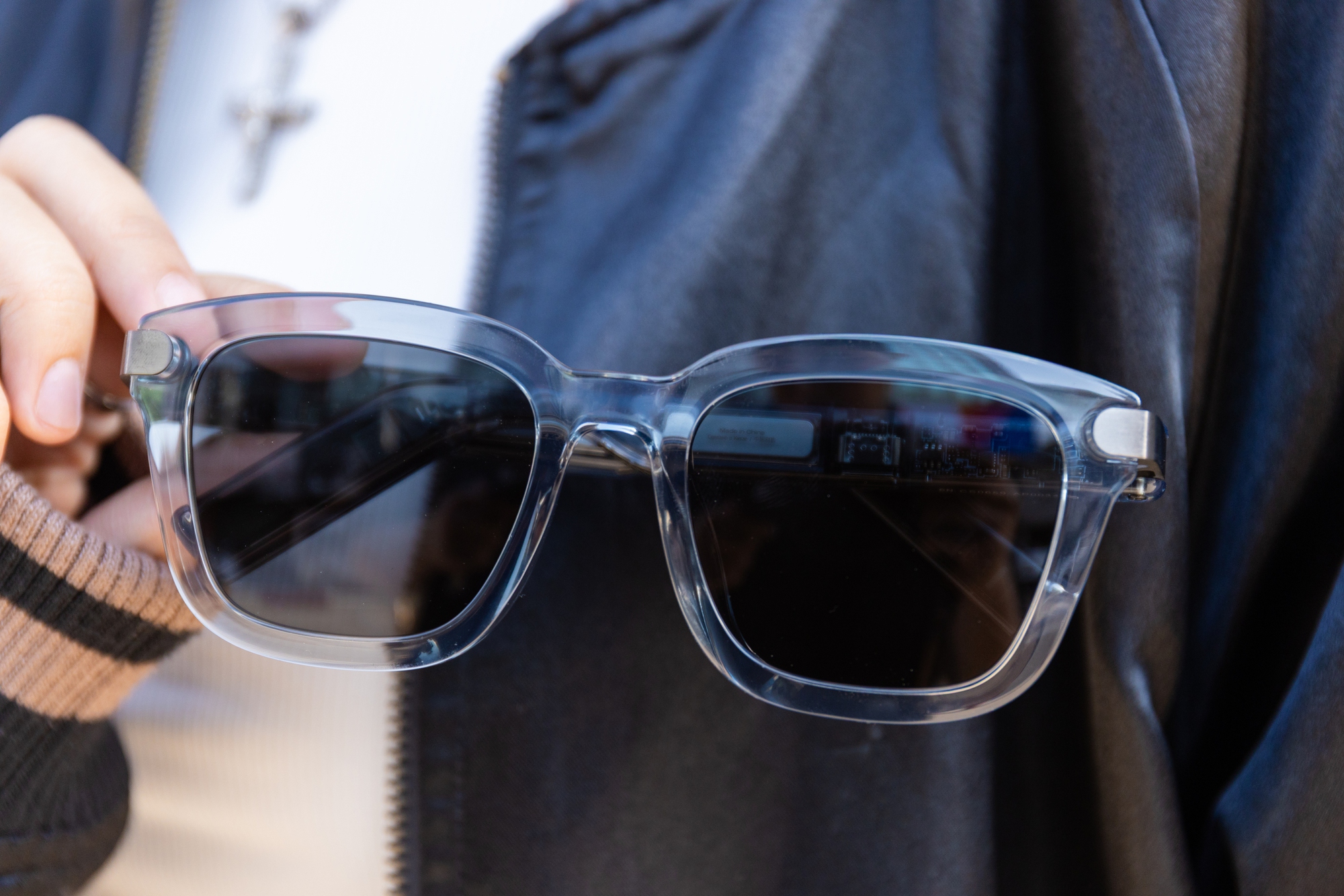 JBL Soundgear Frames: Một chiếc k&iacute;nh đẹp đủ để l&ecirc;n đồ, đeo l&ecirc;n l&agrave; c&oacute; nhạc, chuẩn phụ kiện bật mood c&aacute; t&iacute;nh- Ảnh 3.