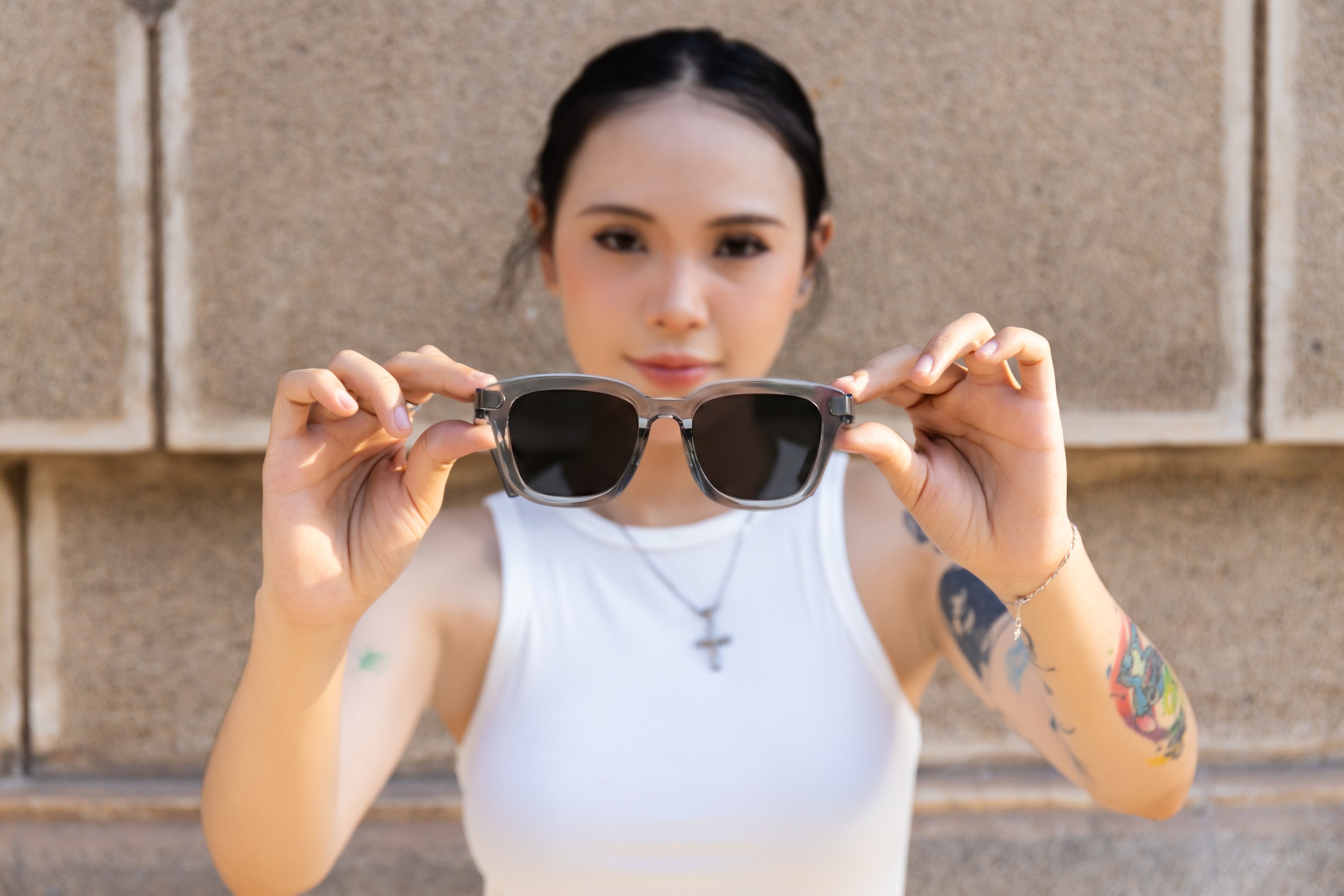 JBL Soundgear Frames: Một chiếc k&iacute;nh đẹp đủ để l&ecirc;n đồ, đeo l&ecirc;n l&agrave; c&oacute; nhạc, chuẩn phụ kiện bật mood c&aacute; t&iacute;nh- Ảnh 2.