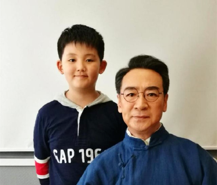 "Bố Triệu Vy" cha gi&agrave; con cọc, 71 tuổi vẫn phải chạy show nu&ocirc;i con- Ảnh 3.