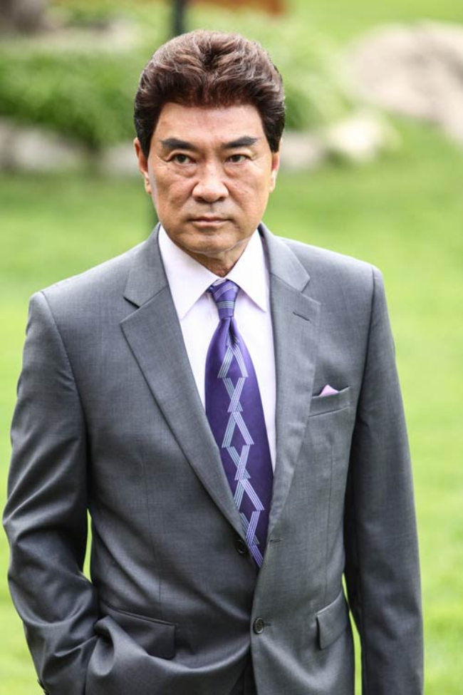 Nam diễn vi&ecirc;n quốc d&acirc;n bị xe bu&yacute;t cuốn v&agrave;o gầm k&eacute;o l&ecirc; tr&ecirc;n đường- Ảnh 2.