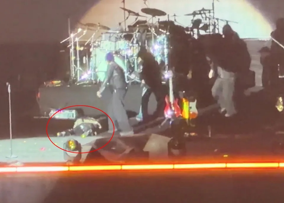 Đang biểu diễn, nữ ca sĩ bất ngờ ng&atilde; gục tr&ecirc;n s&acirc;n khấu- Ảnh 1.