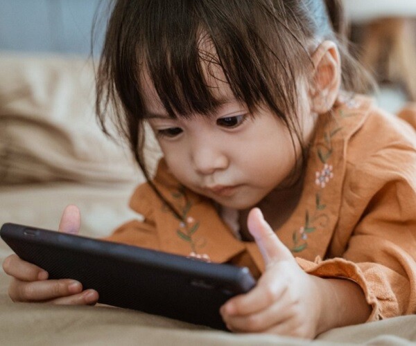 Ch&aacute;u kh&oacute;c l&agrave; &ocirc;ng b&agrave; cho xem điện thoại, b&eacute; trai 3 tuổi cận thị tới 400 độ- Ảnh 4.