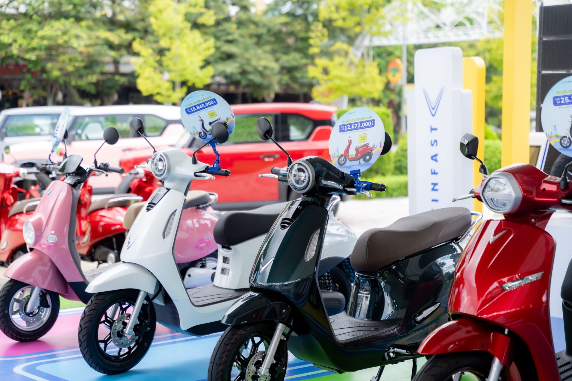 VinFast tung ưu đ&atilde;i k&eacute;p đầu năm: Mua xe m&aacute;y điện, cơ hội rinh &ocirc; t&ocirc; quốc d&acirc;n- Ảnh 1.