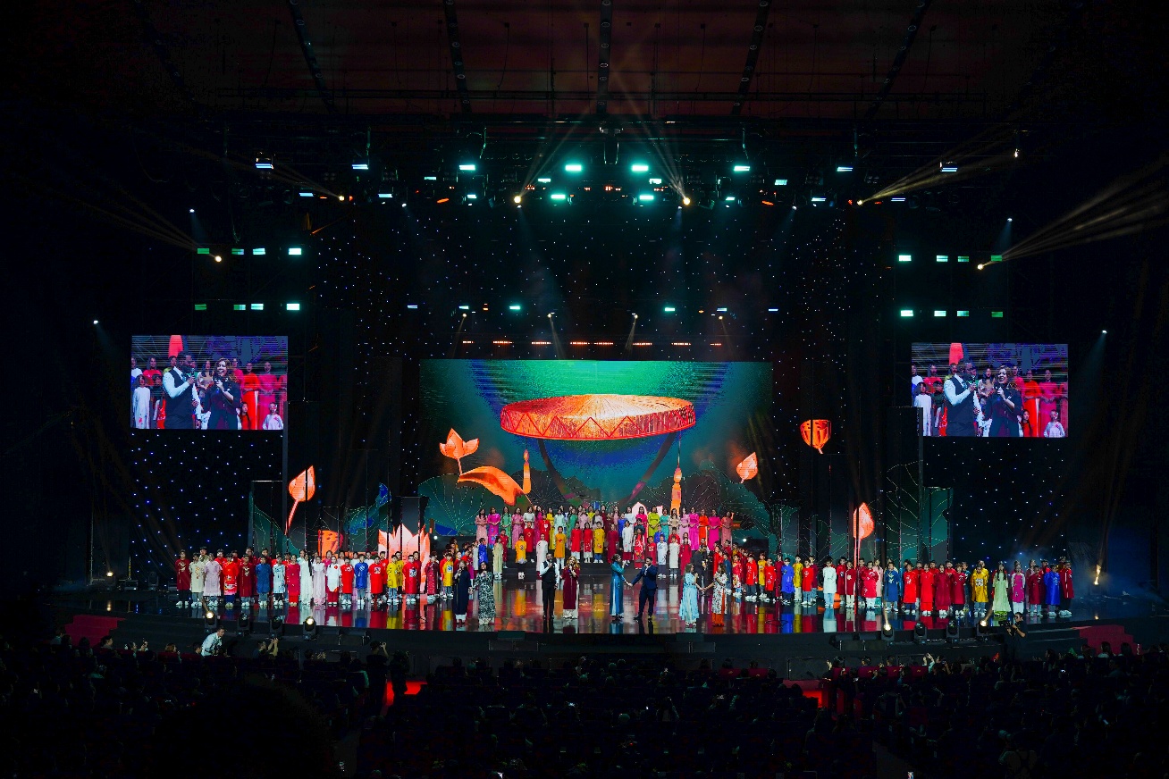 Gi&aacute;o vi&ecirc;n nước ngo&agrave;i h&aacute;t d&acirc;n ca Việt trong lễ kỷ niệm 20 năm một trường học tại H&agrave; Nội- Ảnh 1.