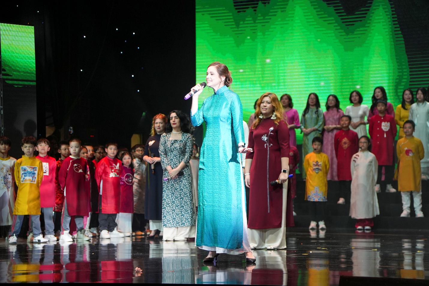 Gi&aacute;o vi&ecirc;n nước ngo&agrave;i h&aacute;t d&acirc;n ca Việt trong lễ kỷ niệm 20 năm một trường học tại H&agrave; Nội- Ảnh 2.