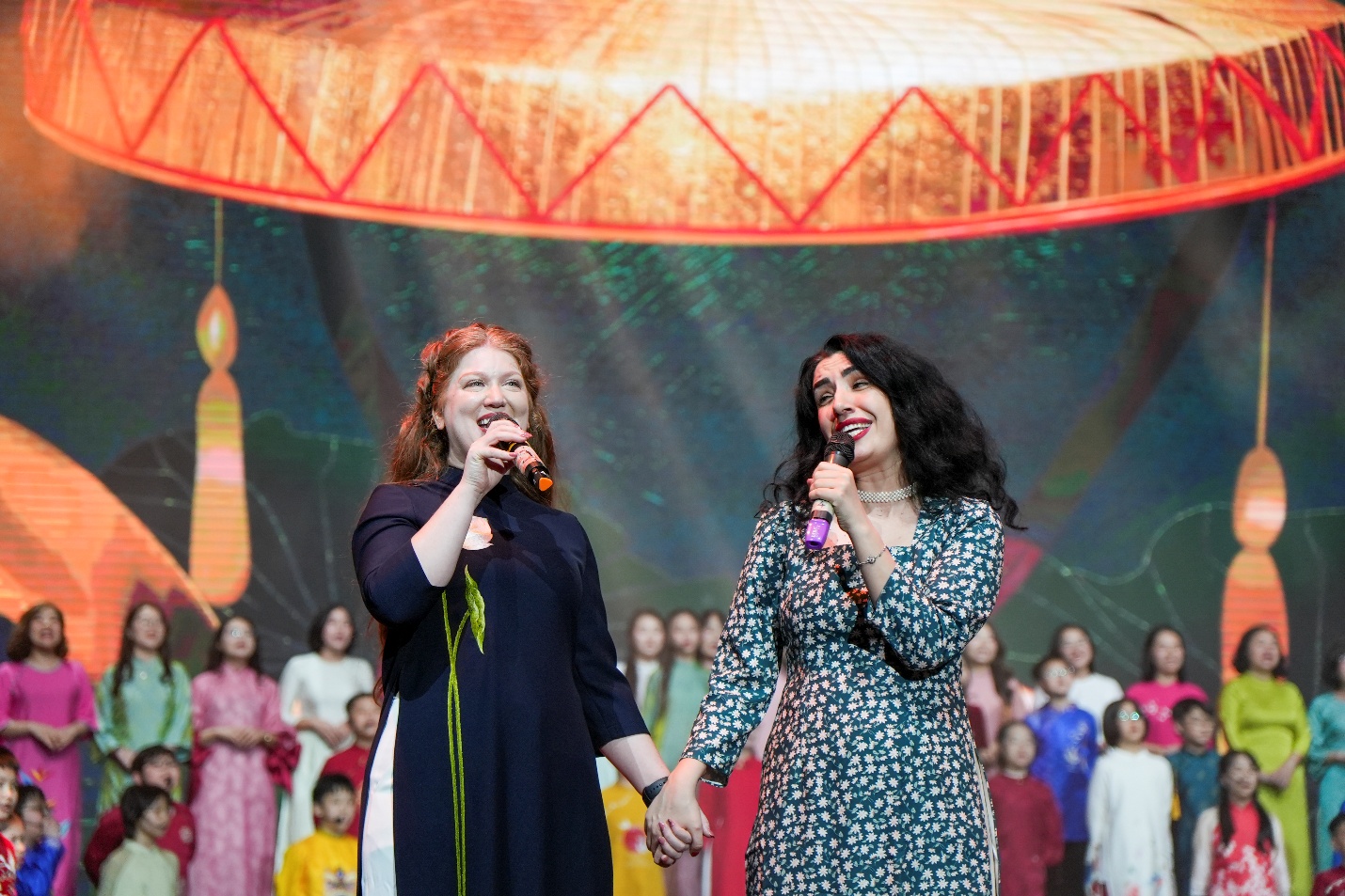 Gi&aacute;o vi&ecirc;n nước ngo&agrave;i h&aacute;t d&acirc;n ca Việt trong lễ kỷ niệm 20 năm một trường học tại H&agrave; Nội- Ảnh 3.