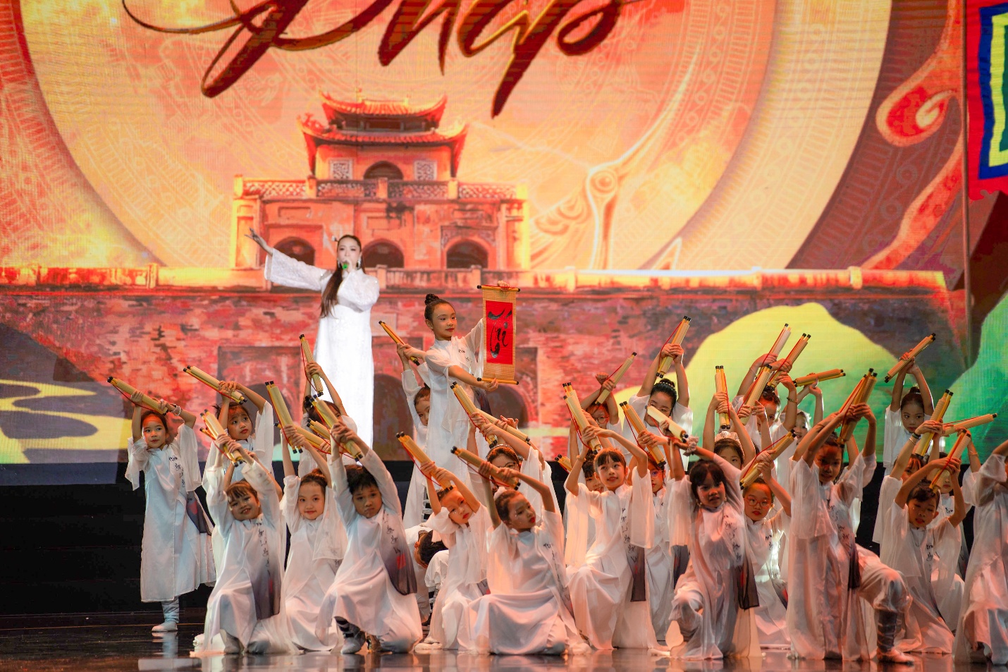 Gi&aacute;o vi&ecirc;n nước ngo&agrave;i h&aacute;t d&acirc;n ca Việt trong lễ kỷ niệm 20 năm một trường học tại H&agrave; Nội- Ảnh 5.