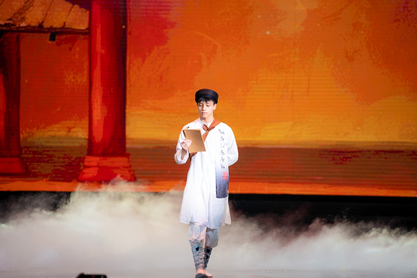 Gi&aacute;o vi&ecirc;n nước ngo&agrave;i h&aacute;t d&acirc;n ca Việt trong lễ kỷ niệm 20 năm một trường học tại H&agrave; Nội- Ảnh 7.