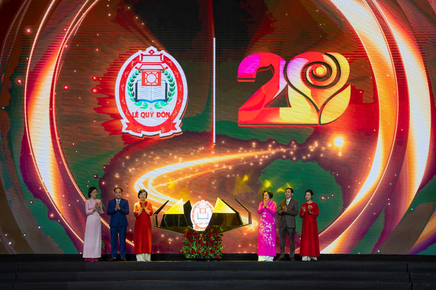 Gi&aacute;o vi&ecirc;n nước ngo&agrave;i h&aacute;t d&acirc;n ca Việt trong lễ kỷ niệm 20 năm một trường học tại H&agrave; Nội- Ảnh 8.