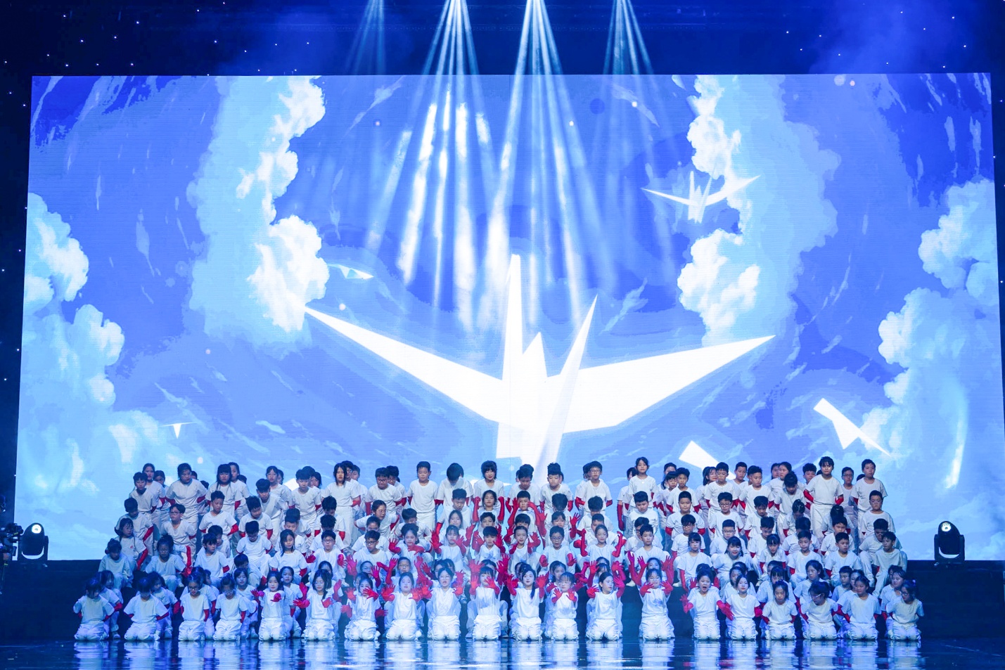 Gi&aacute;o vi&ecirc;n nước ngo&agrave;i h&aacute;t d&acirc;n ca Việt trong lễ kỷ niệm 20 năm một trường học tại H&agrave; Nội- Ảnh 9.