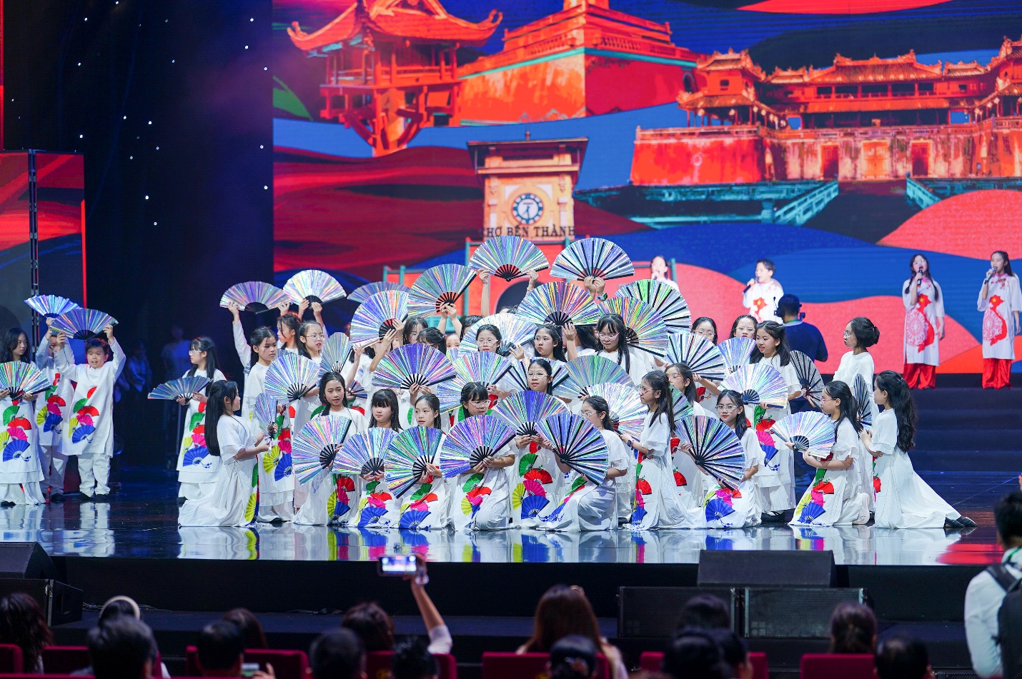 Gi&aacute;o vi&ecirc;n nước ngo&agrave;i h&aacute;t d&acirc;n ca Việt trong lễ kỷ niệm 20 năm một trường học tại H&agrave; Nội- Ảnh 10.