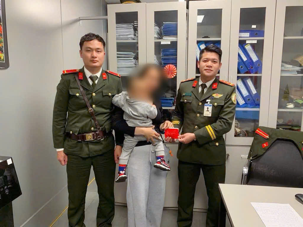 Ph&aacute;t hiện c&oacute; người bỏ qu&ecirc;n t&uacute;i x&aacute;ch chứa nhiều trang sức v&agrave;ng trị gi&aacute; 100 triệu đồng tại s&acirc;n bay- Ảnh 2.