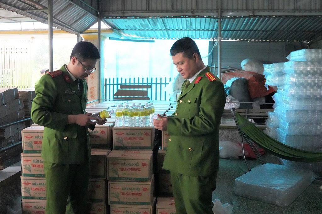 Triệt ph&aacute; đường d&acirc;y sản xuất hơn 60.000 l&iacute;t giấm giả từ axit c&ocirc;ng nghiệp: Nguy cơ kh&ocirc;n lường cho sức khỏe người ti&ecirc;u d&ugrave;ng- Ảnh 2.