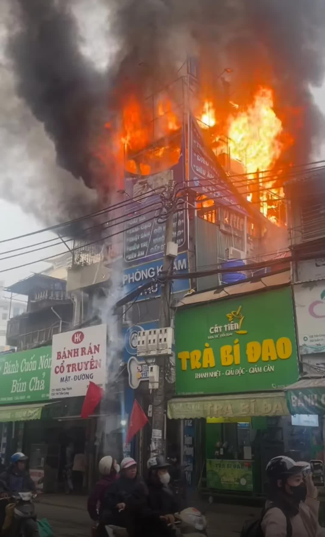 H&agrave; Nội: Ch&aacute;y lớn tại phố Trần Cung, cột kh&oacute;i bốc cao- Ảnh 2.