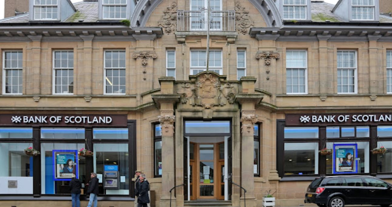 N&oacute;ng: Một ng&acirc;n h&agrave;ng hơn 300 năm tuổi vừa bị phạt hơn 5 tỷ đồng v&igrave; phạm lỗi nghi&ecirc;m trọng- Ảnh 2.