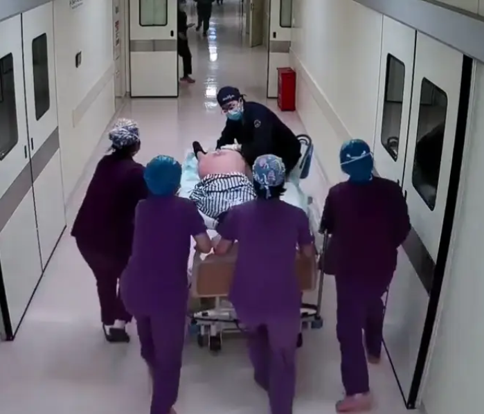 Sa d&acirc;y rốn nguy kịch: Bệnh viện chạy đua 8 ph&uacute;t, cứu sống cả mẹ v&agrave; con- Ảnh 1.