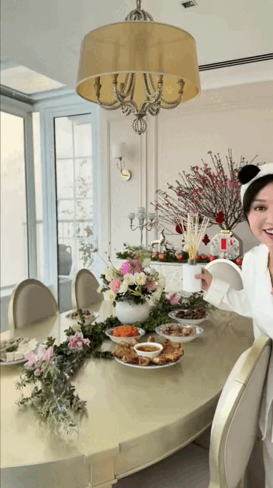 Ngay l&uacute;c n&agrave;y, trong penthouse tầng 36 của 