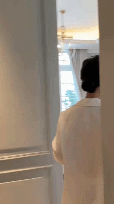 Ngay l&uacute;c n&agrave;y, trong penthouse tầng 36 của 