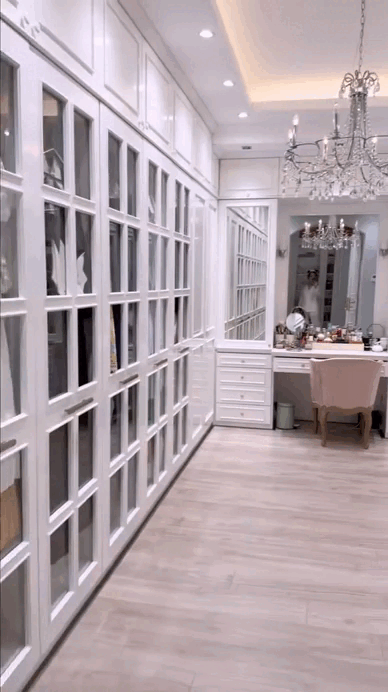 Ngay l&uacute;c n&agrave;y, trong penthouse tầng 36 của 