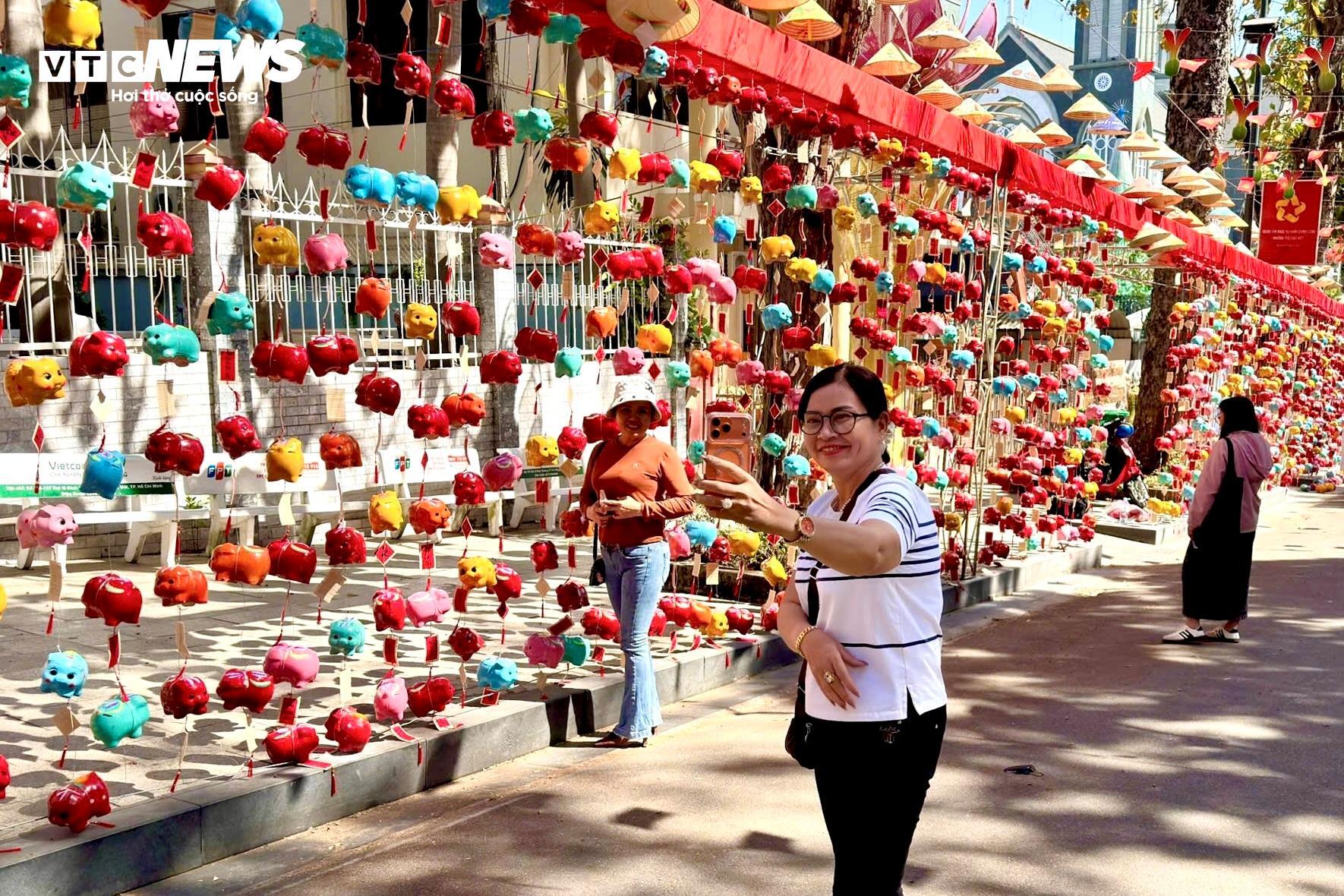 'Đường heo đất' TP.HCM g&acirc;y sốt dịp cận Tết- Ảnh 15.