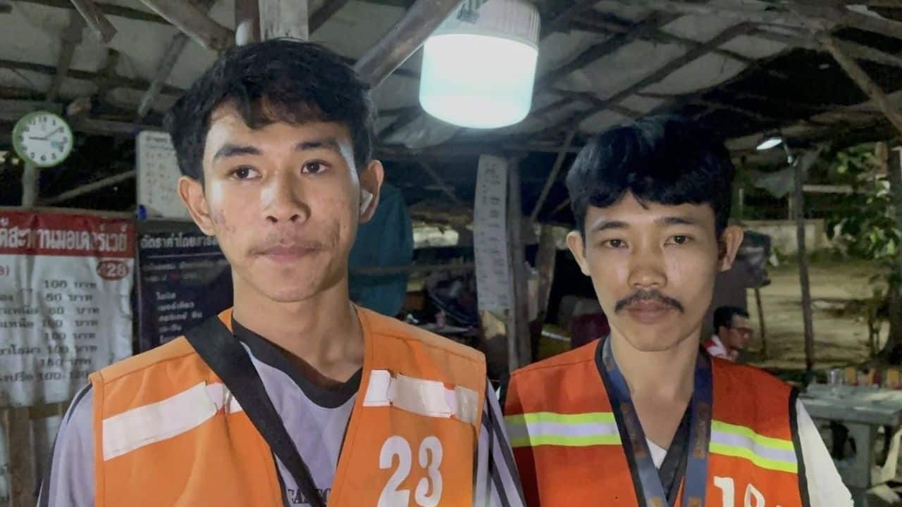 Chiếc &ocirc; t&ocirc; di chuyển nhanh, người đ&agrave;n &ocirc;ng b&aacute;m tr&ecirc;n nắp capo h&eacute;t lớn, c&acirc;u chuyện đằng sau g&acirc;y tranh c&atilde;i- Ảnh 2.