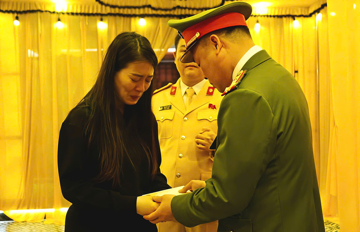 Tai nạn xe ben l&agrave;m trung t&aacute; CSGT hy sinh đ&uacute;ng ng&agrave;y sinh nhật: Nghẹn ng&agrave;o b&oacute; hoa &ldquo;Ch&uacute;c mừng sinh nhật chồng y&ecirc;u&rdquo; giữa lễ tang- Ảnh 1.