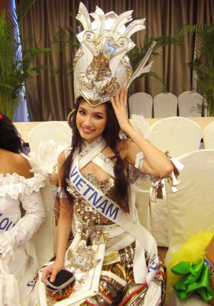 Hoa hậu Việt đầu ti&ecirc;n lọt top 100 gương mặt đẹp nhất thế giới: Nhan sắc khuynh đảo Vbiz, qu&aacute; khứ l&agrave;m ca sĩ bị ch&ecirc; thậm tệ- Ảnh 1.