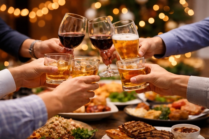 Uống rượu bia 'cho phải ph&eacute;p', d&acirc;n c&ocirc;ng sở mất ngủ trắng đ&ecirc;m- Ảnh 1.