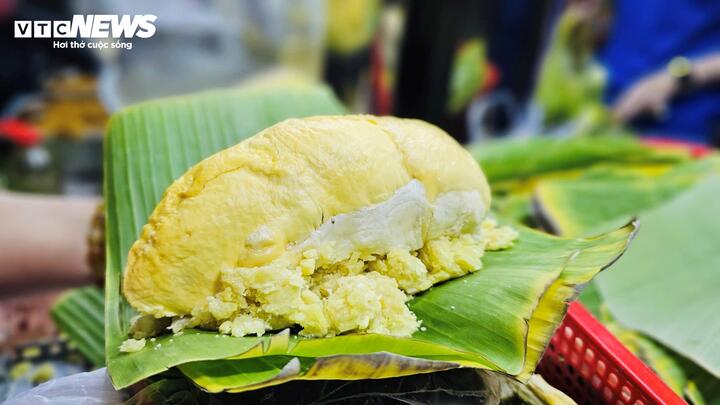 Vợ chồng trẻ b&aacute;n m&oacute;n x&ocirc;i lạ, kh&aacute;ch chen ch&acirc;n bốc số chờ mua- Ảnh 2.