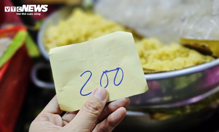 Vợ chồng trẻ b&aacute;n m&oacute;n x&ocirc;i lạ, kh&aacute;ch chen ch&acirc;n bốc số chờ mua- Ảnh 5.