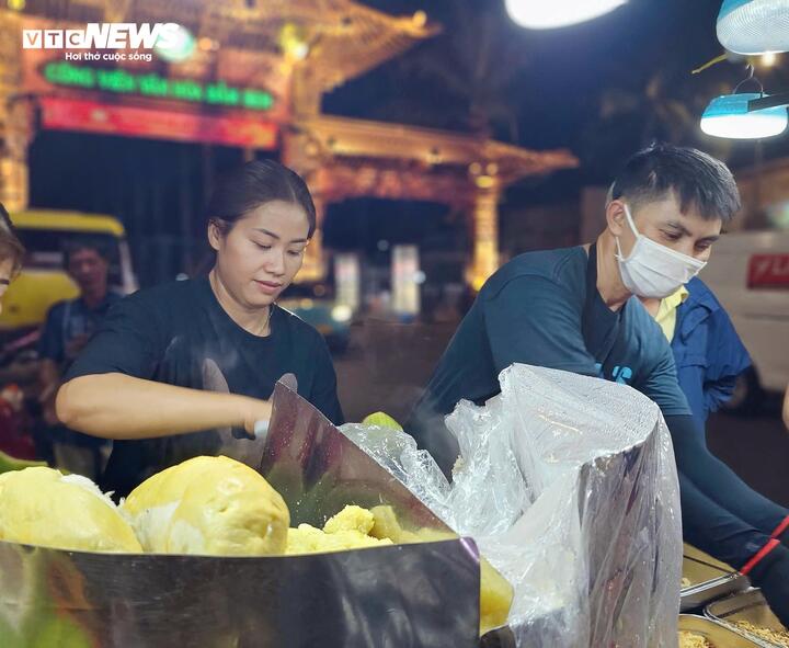 Vợ chồng trẻ b&aacute;n m&oacute;n x&ocirc;i lạ, kh&aacute;ch chen ch&acirc;n bốc số chờ mua- Ảnh 1.