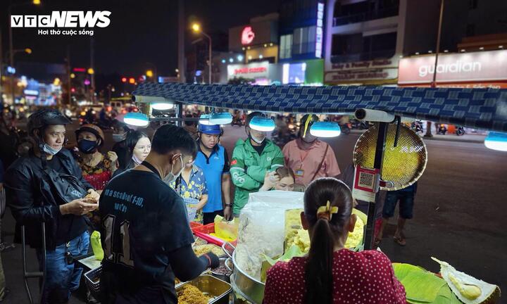 Vợ chồng trẻ b&aacute;n m&oacute;n x&ocirc;i lạ, kh&aacute;ch chen ch&acirc;n bốc số chờ mua- Ảnh 3.