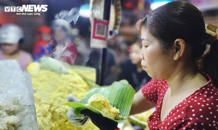 Vợ chồng trẻ b&aacute;n m&oacute;n x&ocirc;i lạ, kh&aacute;ch chen ch&acirc;n bốc số chờ mua- Ảnh 6.