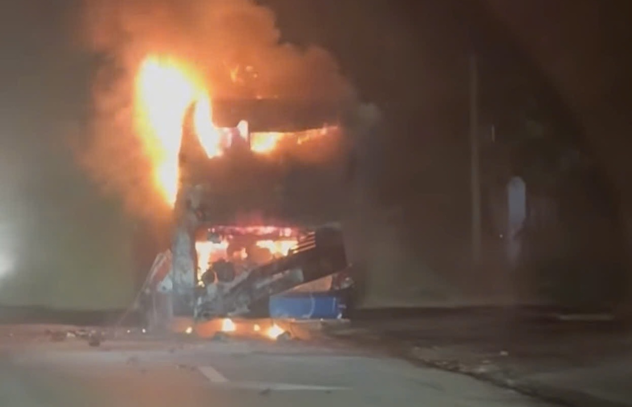 Xe kh&aacute;ch biển số TPHCM chở 9 người bốc ch&aacute;y ng&ugrave;n ngụt tr&ecirc;n đường tr&aacute;nh- Ảnh 1.