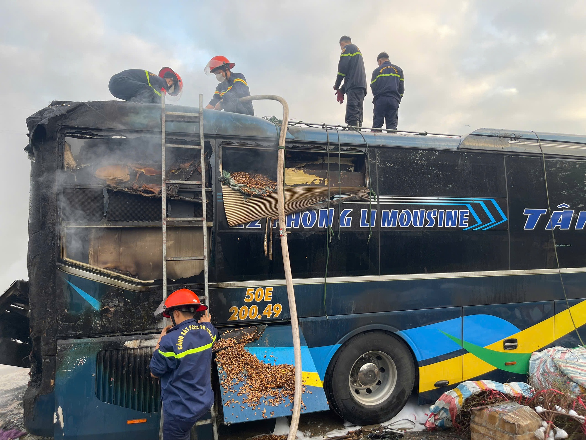 Xe kh&aacute;ch biển số TPHCM chở 9 người bốc ch&aacute;y ng&ugrave;n ngụt tr&ecirc;n đường tr&aacute;nh- Ảnh 2.