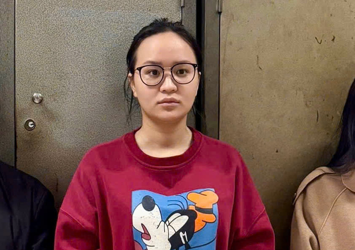 M&ocirc;i giới mua b&aacute;n d&acirc;m, một &Aacute; kh&ocirc;i cuộc thi sắc đẹp bị tạm giữ- Ảnh 1.