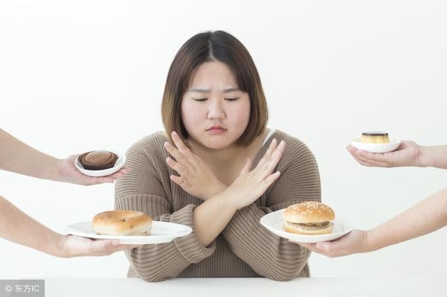 "B&oacute;p mồm b&oacute;p miệng" để giảm c&acirc;n trước Tết kiểu n&agrave;y, chị em coi chừng v&agrave;o viện- Ảnh 4.